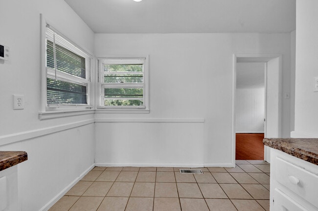 Building Photo - 204 3rd Ave