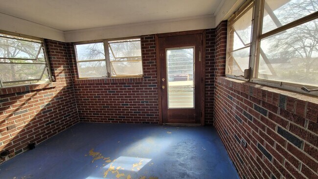 Building Photo - 206 Columbia Ave