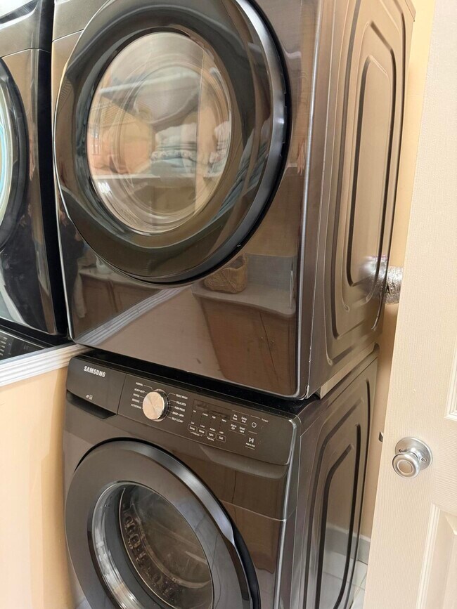 Building Photo - 8588 Bella Vista Dr