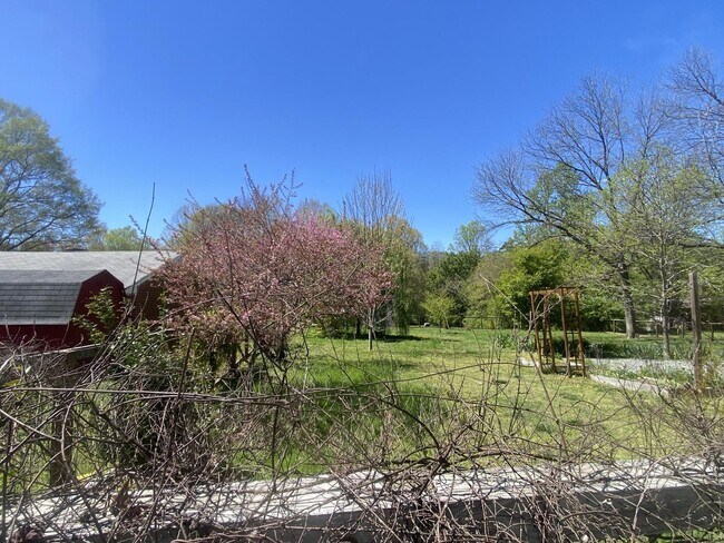 Building Photo - 305 N 9th St