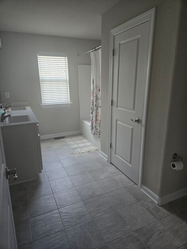 Building Photo - Beautiful model home end unit