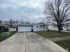 Building Photo - Twin Lakes 3 bedroom 2 bath across from th...