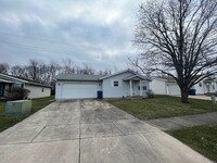 Building Photo - Twin Lakes 3 bedroom 2 bath across from th...