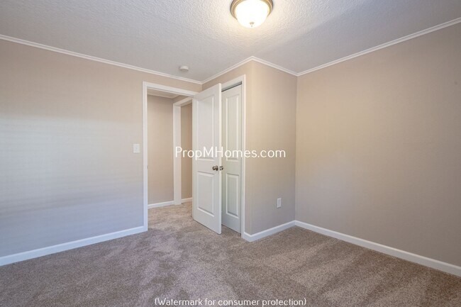 Building Photo - Updated Three Bedroom Home in Milwaukie - Large Fenced Yard!