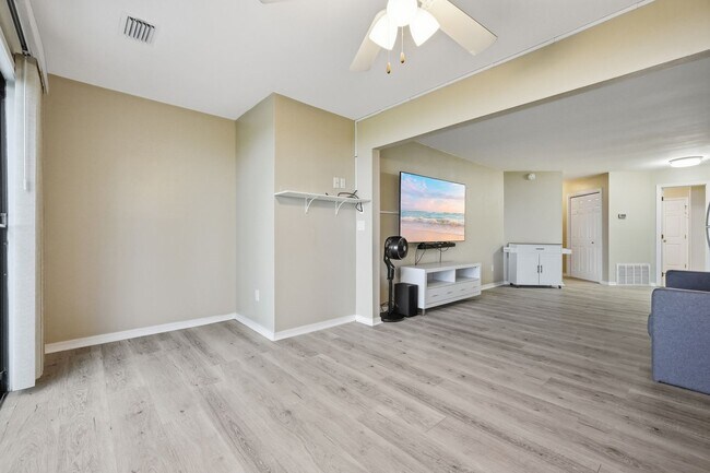 Building Photo - Waterfront Condo in Bluewater Bay!