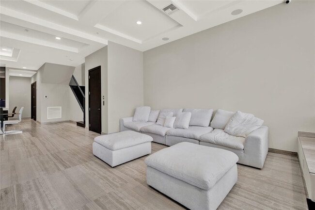 Building Photo - 425 N Ocean Blvd