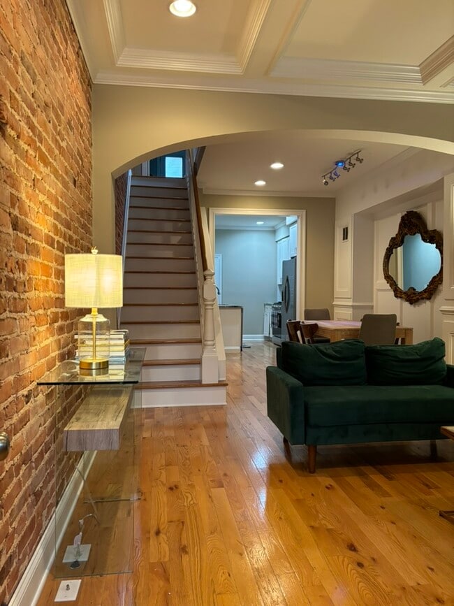 Building Photo - 143 N Kenwood Ave