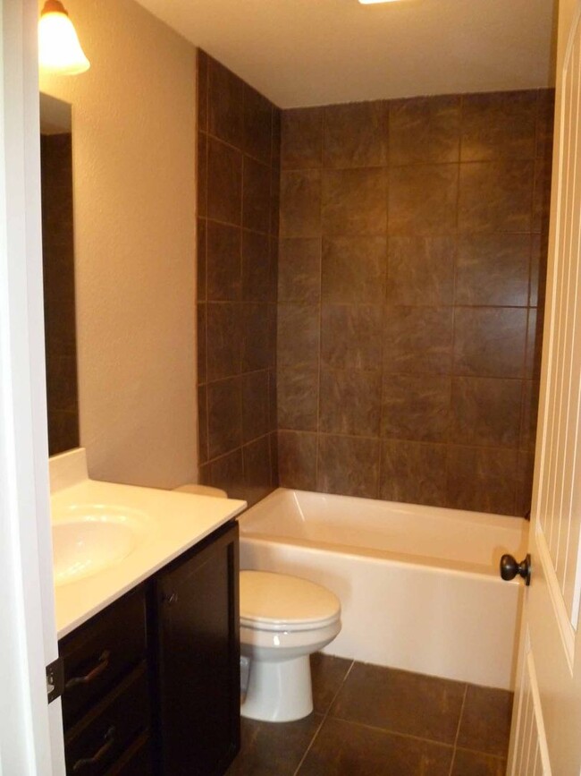 Building Photo - 3 Bedroom 2.5 Bathroom House