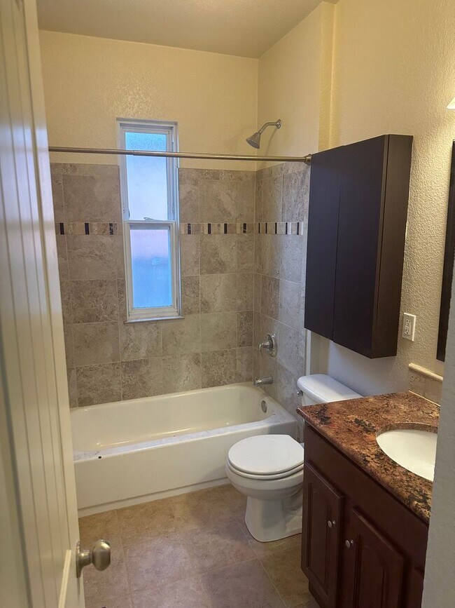 Building Photo - Beautiful 2 bedroom in prime location