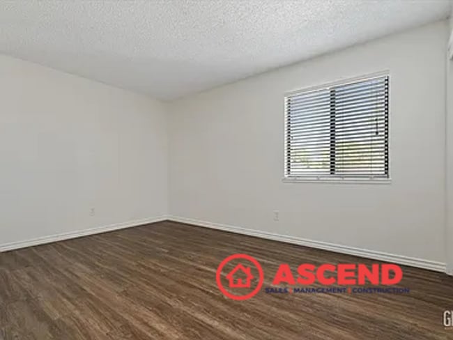 Building Photo - Beautiful 2 Bedroom, 2 Bathroom Home with ...
