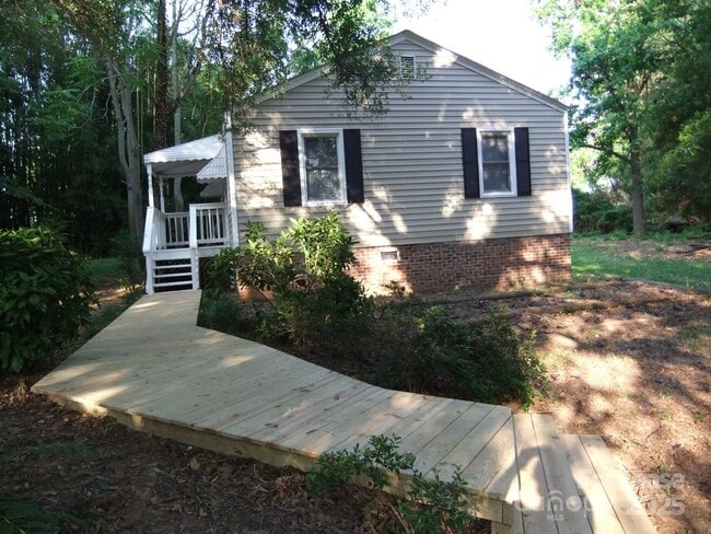 Building Photo - 1631 Harris Rd