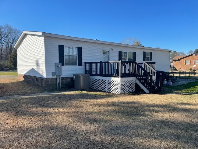 Building Photo - Country Living at it's Finest!