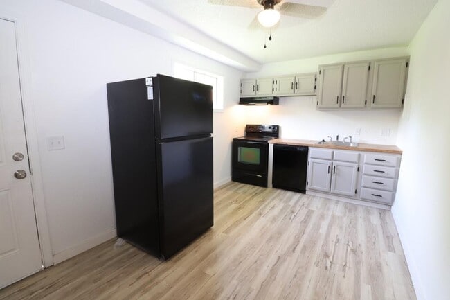 Building Photo - 21 Larue St