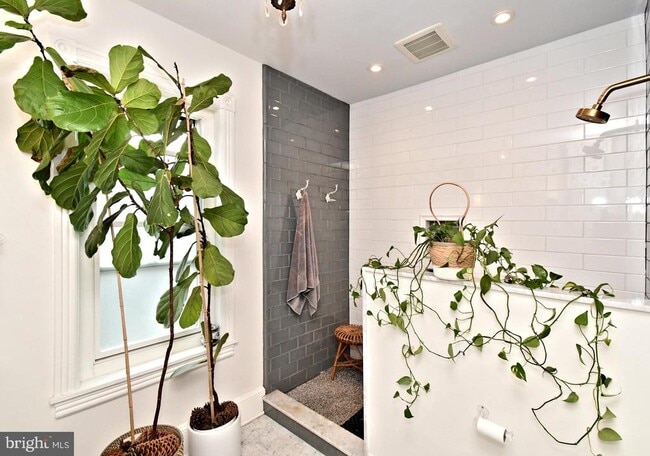 Building Photo - 365 2nd Ave