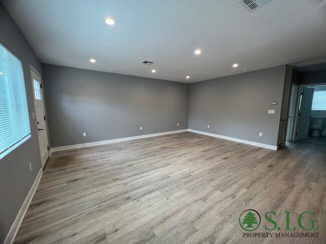 Building Photo - 11516 Kelowna St