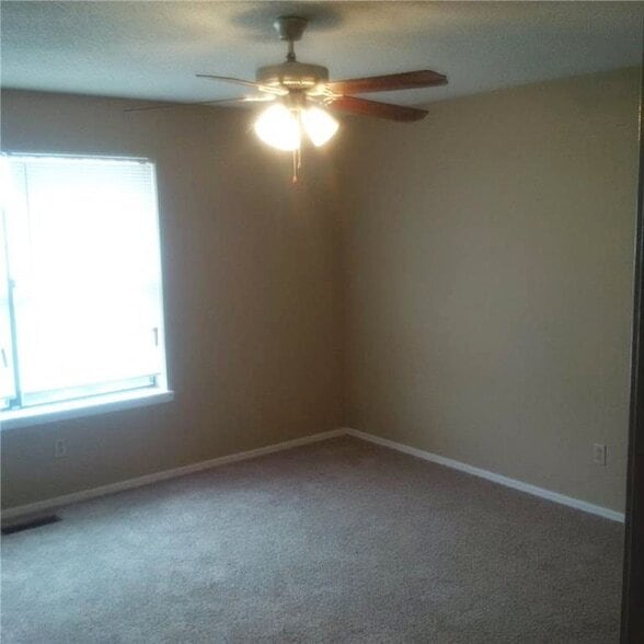 Building Photo - 2049 E Oaks Dr