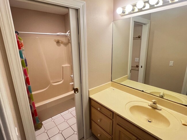Building Photo - 2708 Bayhill Dr