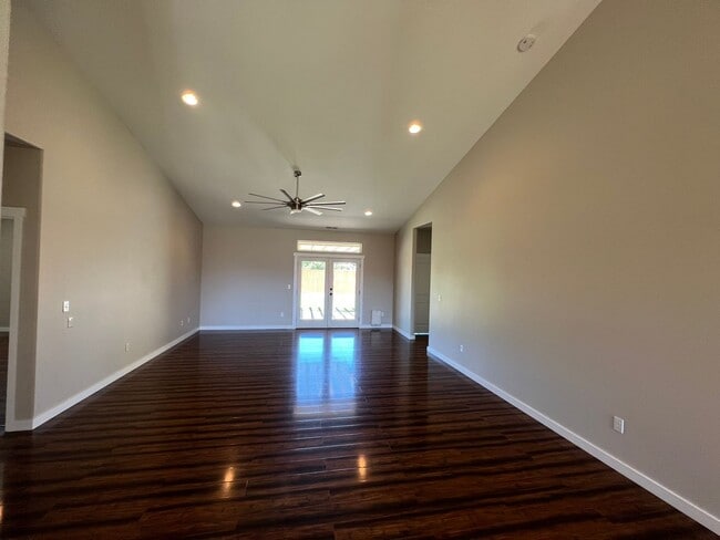 Building Photo - Modern 3 Bedroom Home