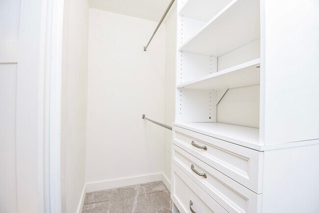 Building Photo - 413 W 10th St