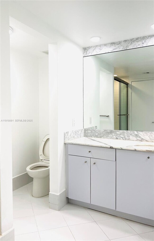 Building Photo - 1 Grove Isle Dr