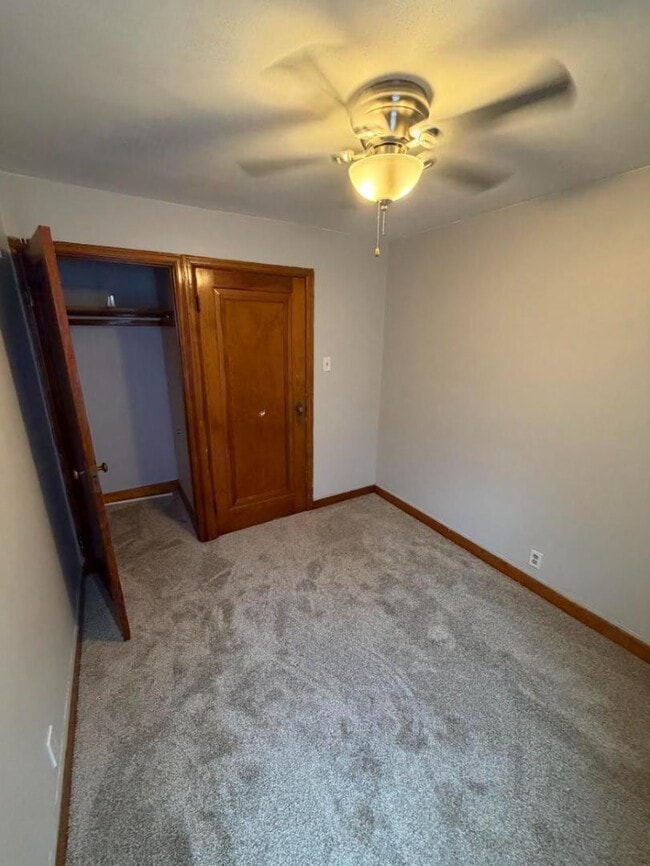 Building Photo - 116 W Maes Ave