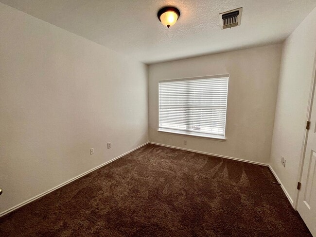 Building Photo - Large 4 bedroom/2.5 bath conveniently located to Lackland AFB! Move-in Ready!