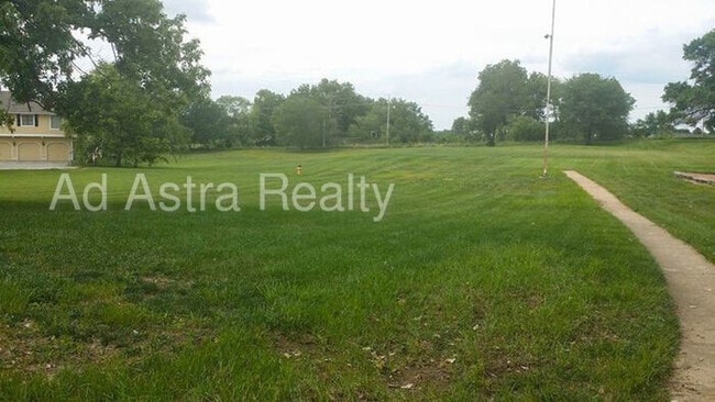 Building Photo - Updated 3Bed/2bath Townhome in Lenexa-Avai...