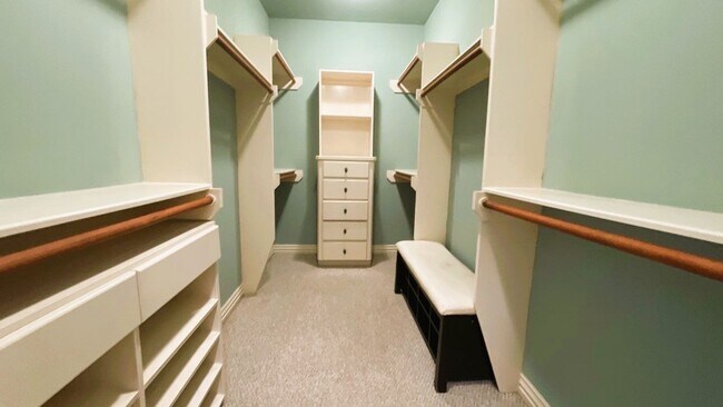 Building Photo - GORGEOUS Townhome in Inner Loop Gated Community **Ask about our NO CASH DEPOSIT option through OB...