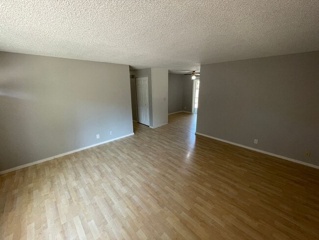 Building Photo - Hard to find 3 bedroom 2, bathroom.