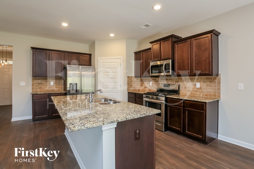 Building Photo - 2102 Massey Ln