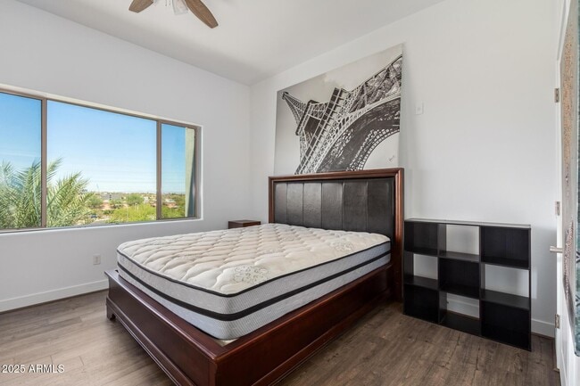 Building Photo - 945 E Playa Del Norte Dr