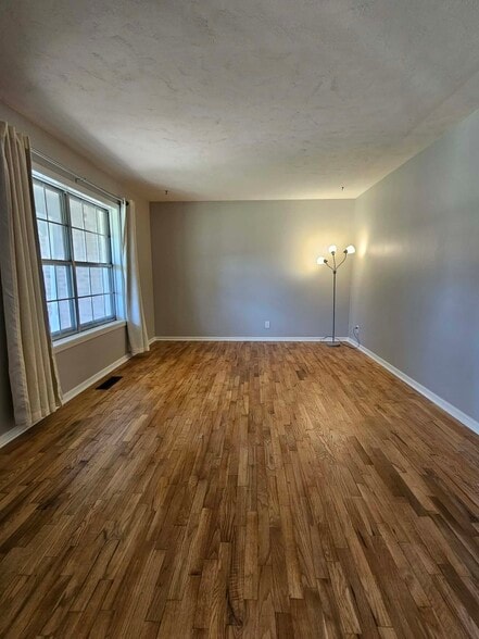 Building Photo - 708 W Hartwood Ave