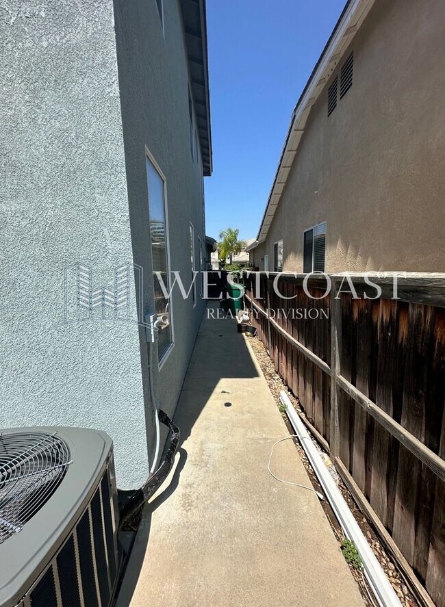Building Photo - Bright & Spacious 4-Bed Townhome in Prime ...