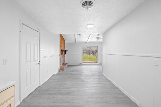 Building Photo - Updated Home w/ Large Backyard, Minutes fr...