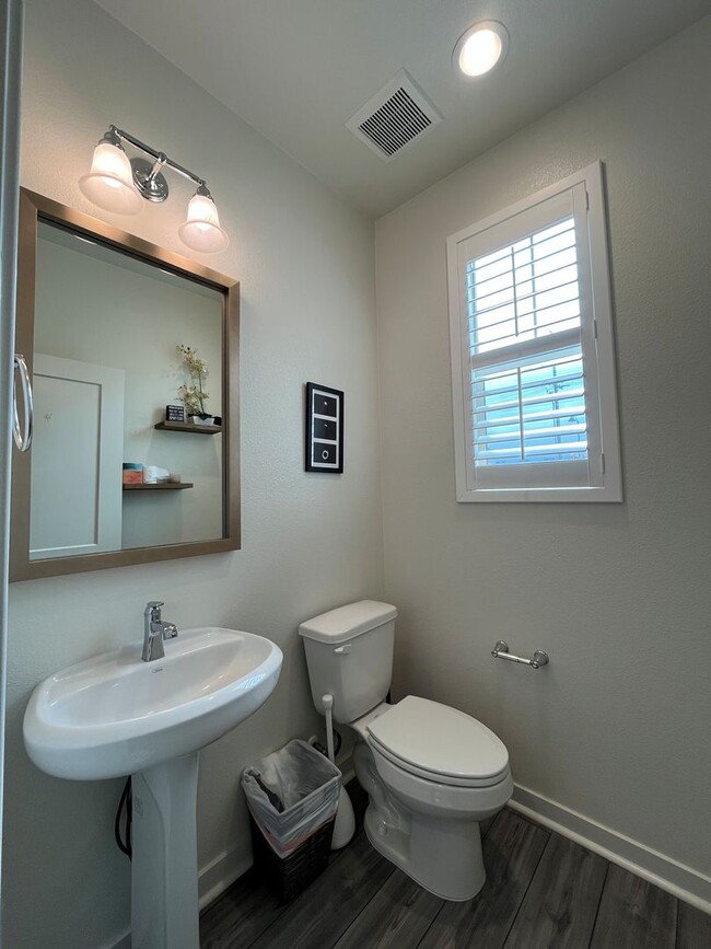 Building Photo - Gated 3+2.5 w/loft, walk-in pantry + dual ...