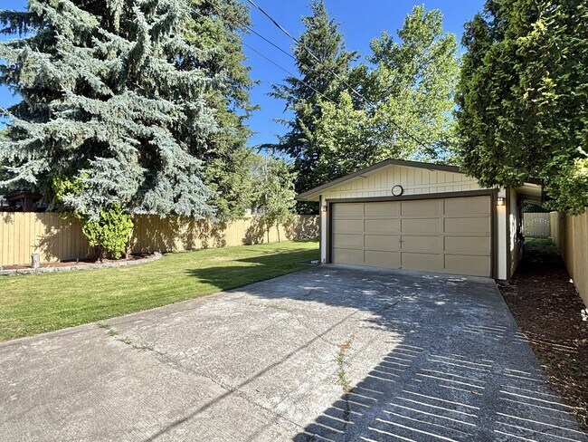 Building Photo - 3820 E 21st Ave