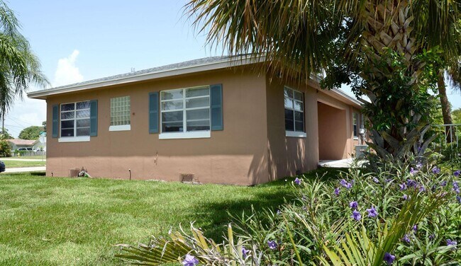 Building Photo - 137 Hawthorne Dr