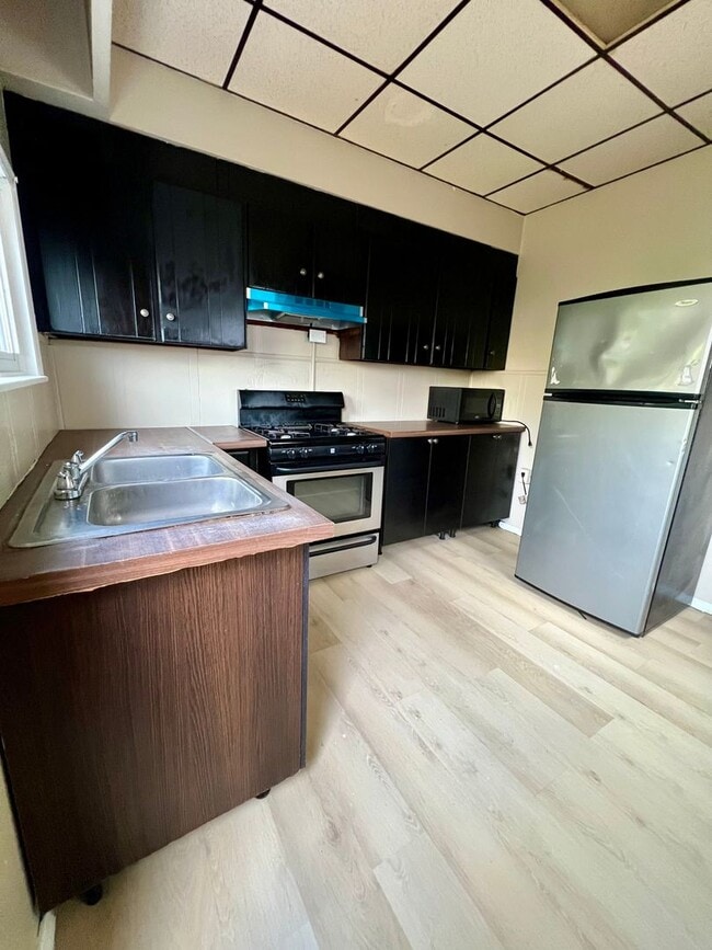 Building Photo - Spacious 3-Bedroom Townhome in Port Richmond! Available mid-April!