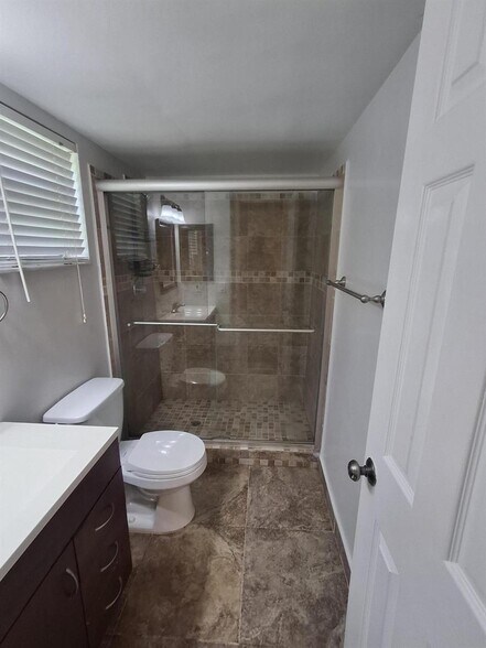 Building Photo - 512 Gardens Dr