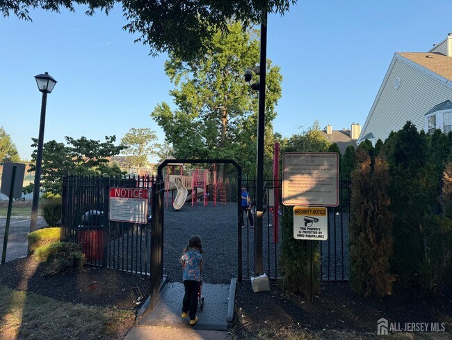 Building Photo - 131 Albury Way