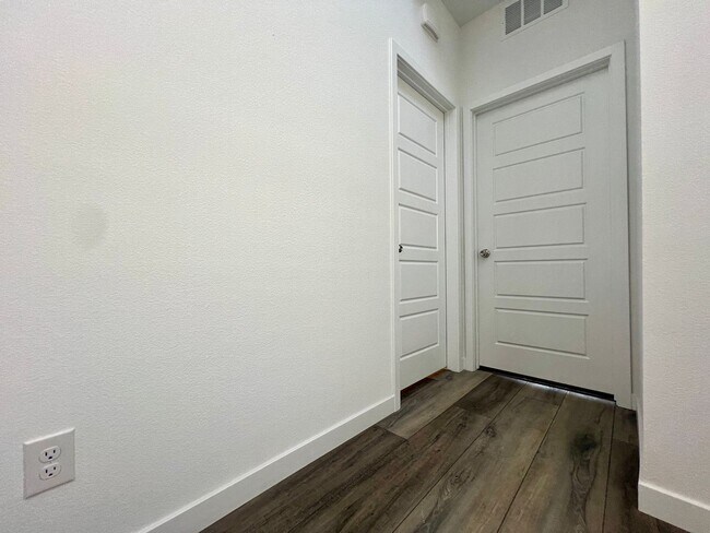 Building Photo - Stunning Newly Built 4-Bedroom, 3-Bathroom Home in Henderson