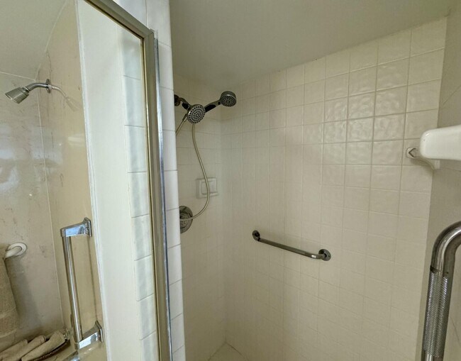 Building Photo - 5121 Oakhill Ln