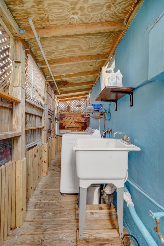 Building Photo - 326 Madison St