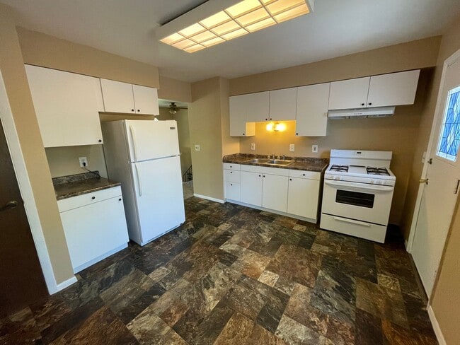 Building Photo - Great Location in West Rock Island!