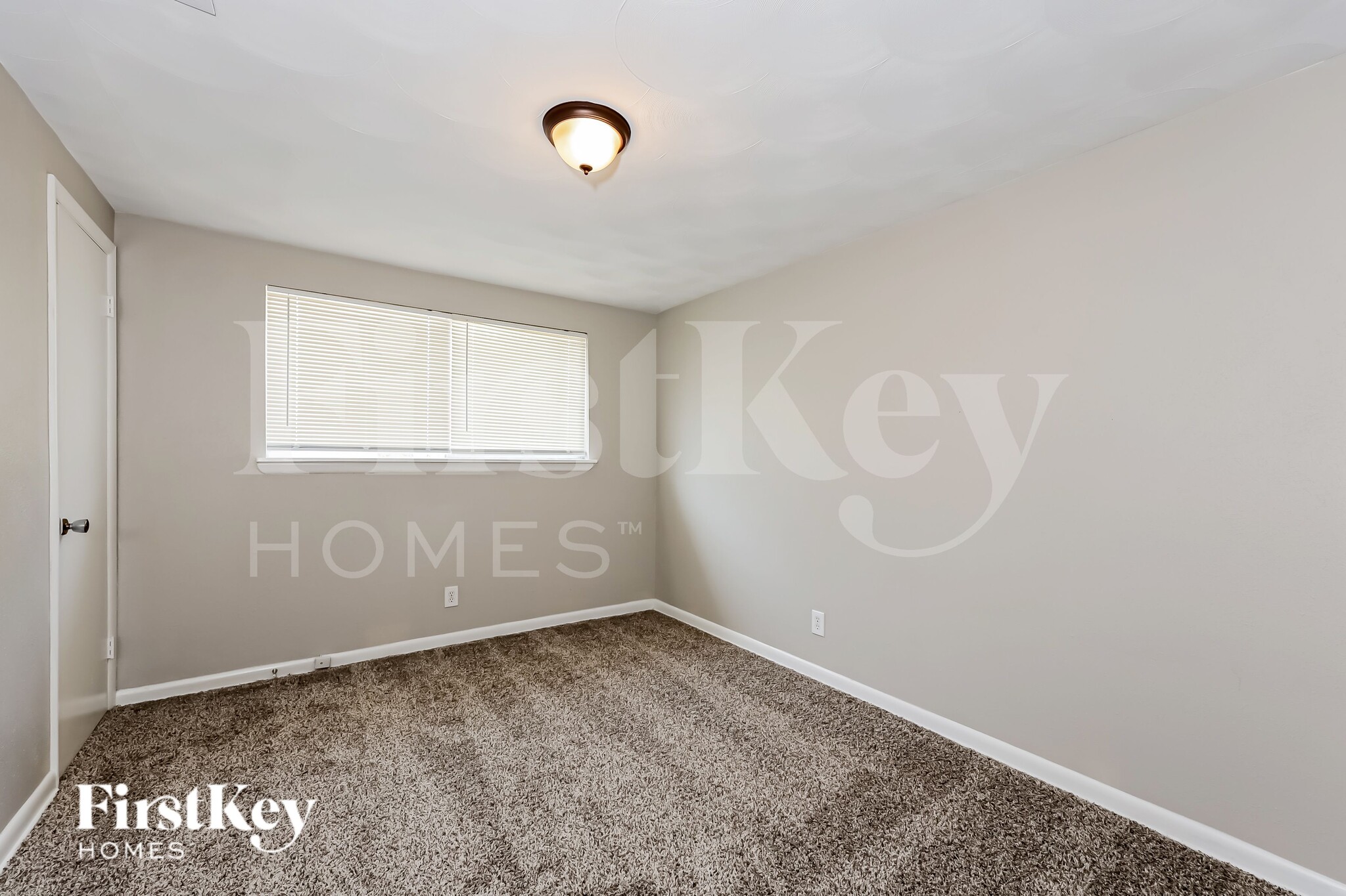 Building Photo - 902 Poinsettia Dr