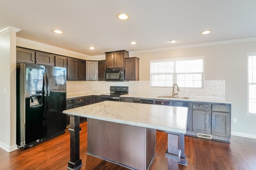 Building Photo - 2003 Vancroft Cir