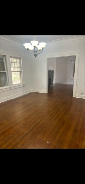 Building Photo - 208 E Ligustrum Blvd