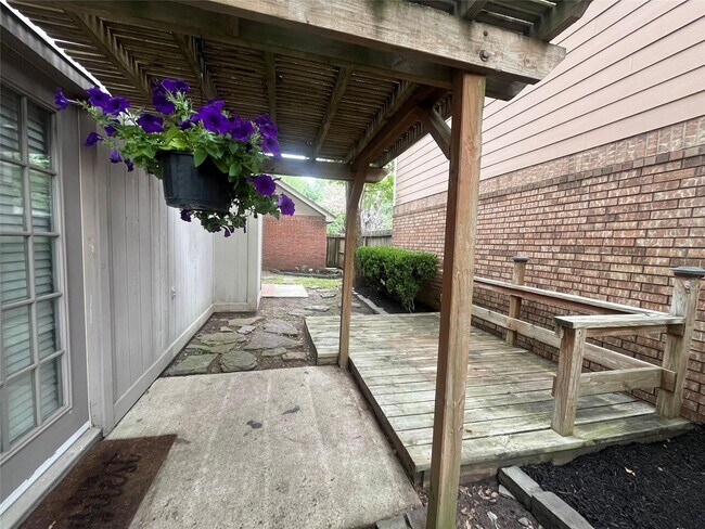 Building Photo - 9602 Top Gallant Ct
