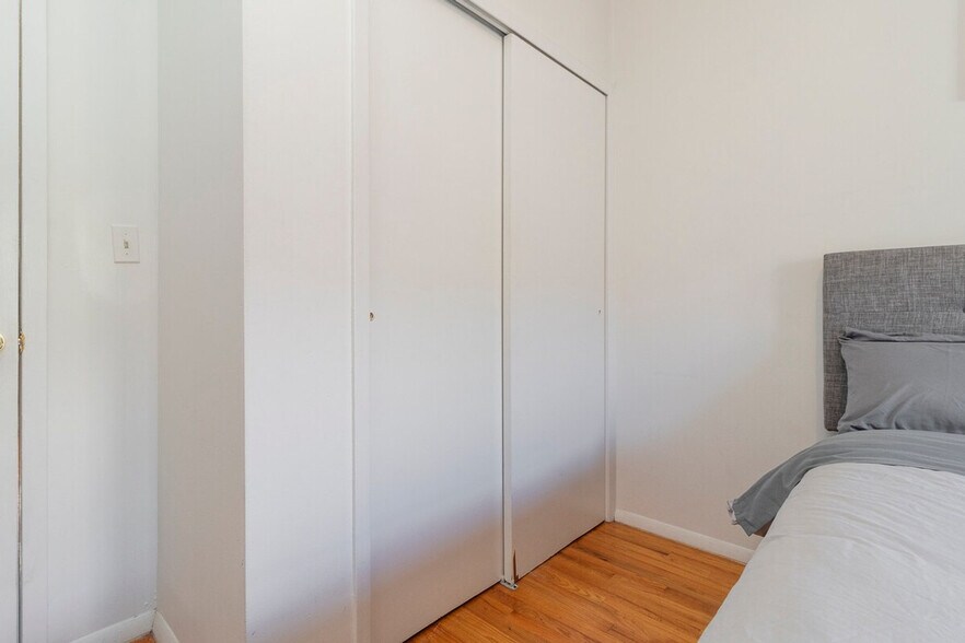 Building Photo - 319 E 95th St