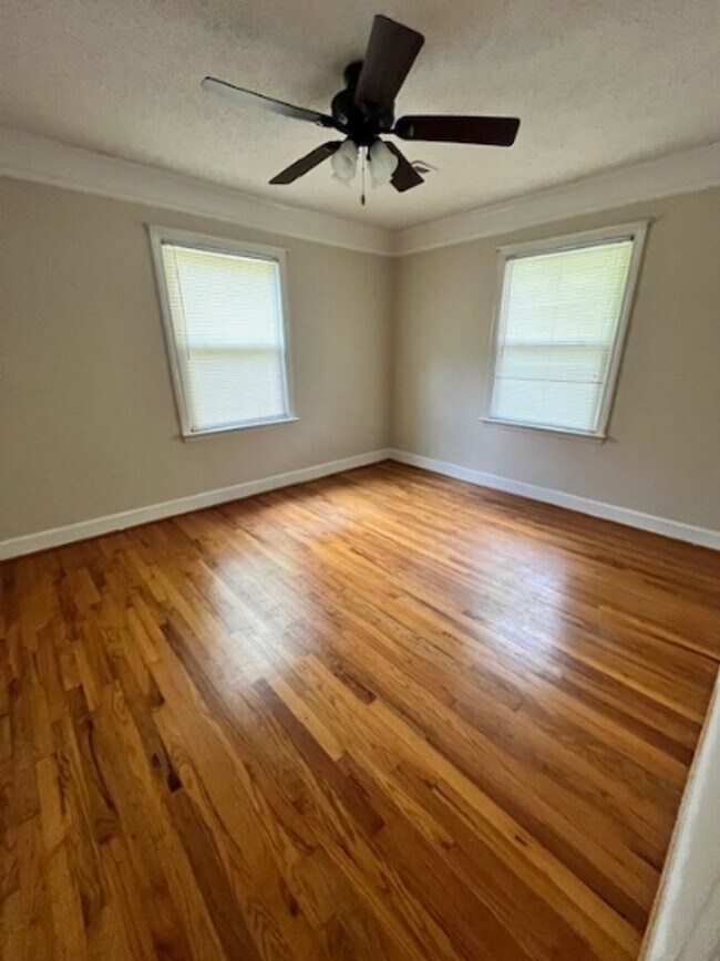 Building Photo - Luxury Ranch Living: Pool, Privacy & Premi...